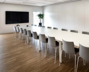 Skærmene varierer i størrelse alt efter mødelokalet, og alle giver de et knivskarpt billede af diverse præsentationer