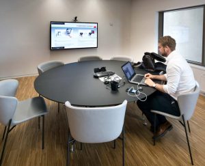 Trådløs tilslutning sker via ClickShare, hvormed indhold så som billeder og video frit kan præsenteres