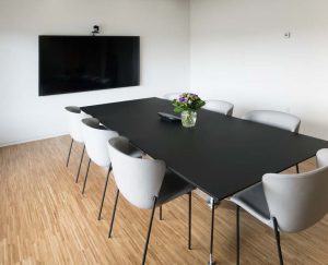 AV-løsningerne fremstår enkle og elegante. Kabler og føringsveje er skjulte