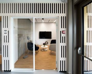 I såvel små som store mødelokaler er der mulighed for at afholde videokonferencemøder