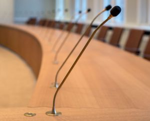 Custom-made svanehals bordmikrofoner og tilhørende knapper i messing fra Beyerdynamic