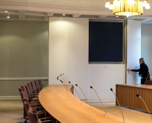 Skabsløsningen kan lukkes af med låger