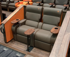 En privat lounge med eget køleskab, der fyldes op efter eget ønske inden filmen