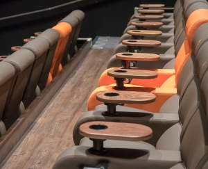 Biografstolene er elektriske, har benstøtter, eget bord og tilbyder opladning af mobilen under filmen