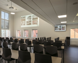 Præsentationsløsning i kantinen er til både mindre og større møder