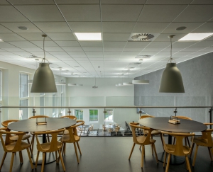 Enkel loftmonteret projektorløsning.