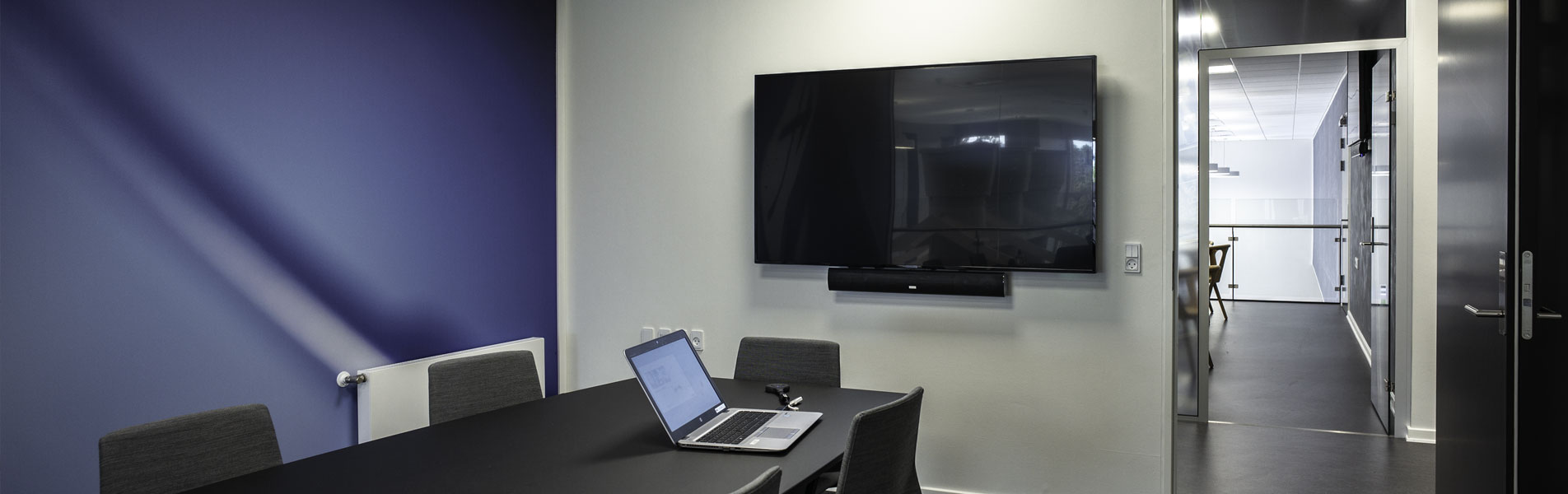 Mødelokaler med elegante skærmløsninger