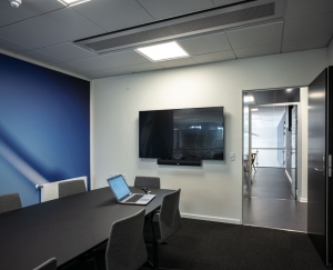 Mødelokaler med elegante skærmløsninger og god lyd