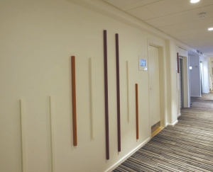 infoskærme ude foran hvert rum