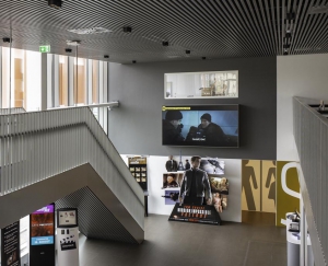 Skærmvæggen ses tydeligt fra hele foyeren og afvikler trailers m.v. fra AVC DisplaySystem®
