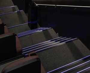 Ved trinene er der også monteret Dali lys for sikker færden, og som kan styres på samme måde som lyset på væggene