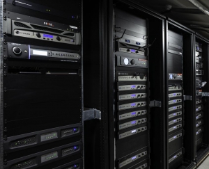 Crown forstærkere pryder de forskellige rack bag kulisserne og er med til at sikre den gode lyd