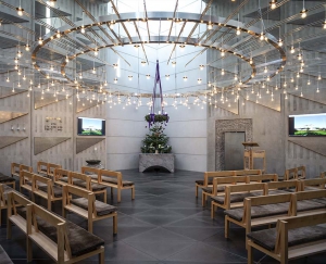 Alle har mulighed for at følge med på skærmene.